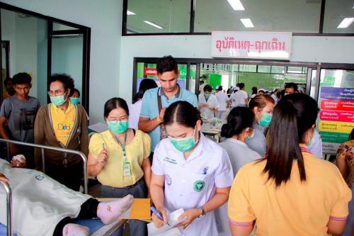 นพ.จรัสพงษ์ สุขกรี นายแพทย์สาธารณสุขจังหวัดนครศรีธรรมราช เดินทางมาเยี่ยมผู้ประสบอุบัติเหตุโรงงานส่งออกปู